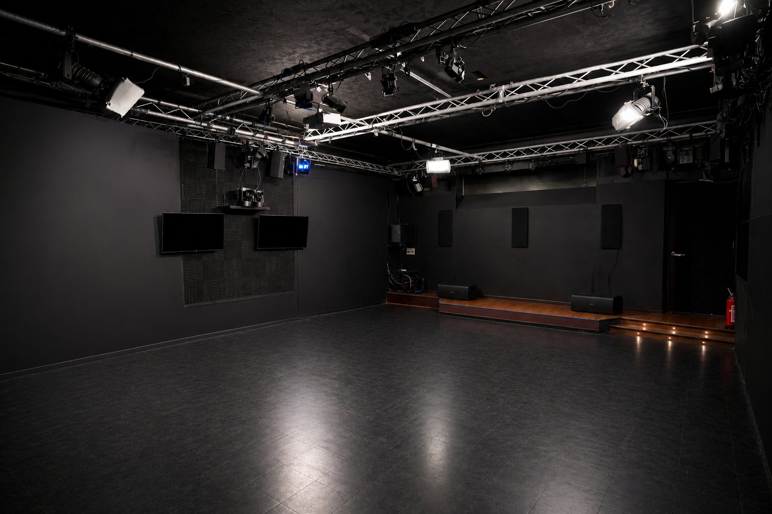 Le plateau du Cube Noir, vide, 60 m² à Montparnasse